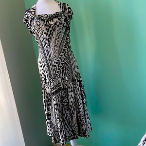 Very flattering black and white in size L